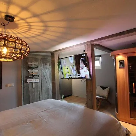 Hotel Houseboat Little Poel House